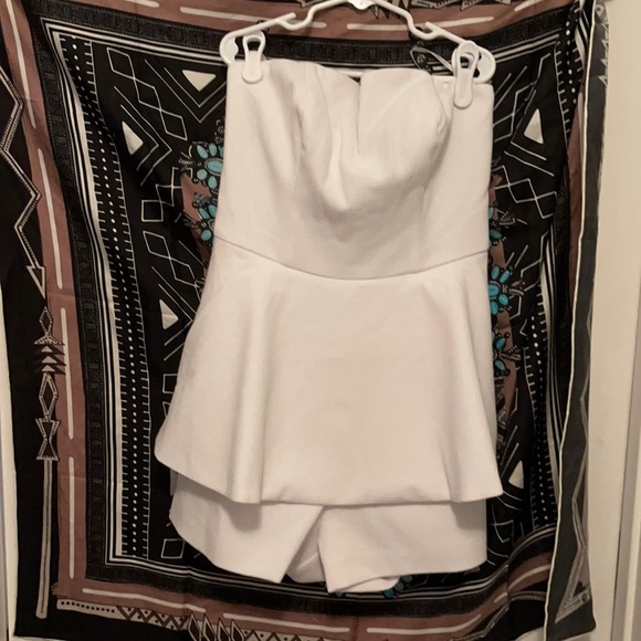 White XS Romper - Picture 1 of 3